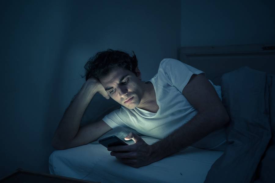 Tager du mobilen med i seng? Det kan være én af årsagerne til, at du har svært ved at falde i søvn. Foto: Shutterstock