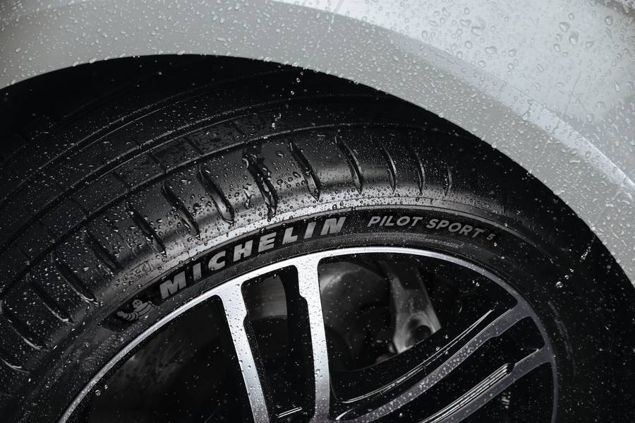 Har du en bil med masser af hestekræfter? Så er Michelin Pilot Sport 5 det perfekte sommerdæk. Foto : Michelin