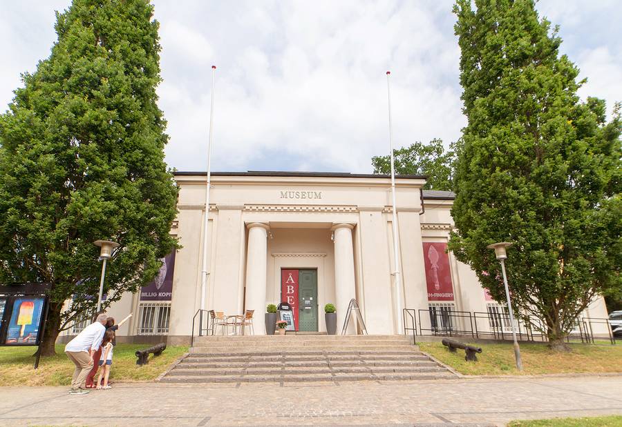 I ’Rasmus Klump besøger Horsens’ skal Klump og vennerne finde frem til ejeren af en kostbar sølvterrin, som normalt bor på Horsens Museum. Foto: David Jervidal/Destination Kystlandet.