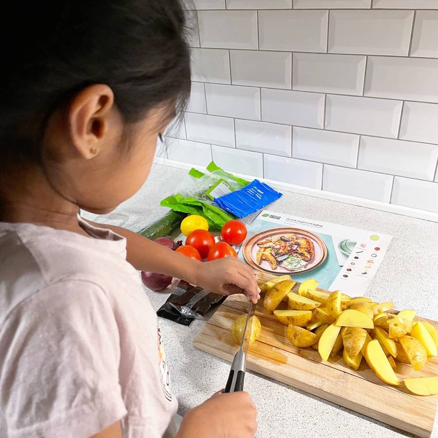 Med de nemme opskrifter på seks simple trin, kan børnene sagtens være med i køkkenet. Så kommer der endnu mere kvalitetstid ind i hverdagen. Foto: Jancy Astina